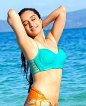 3shraddhakapoorhotbikinisceneinbaaghi.jpg image hosted at ImgAdult.com