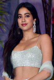 11Janhvi-Kapoor-4K-Ultra-HD-Mobile-Wallpaper-950x1689.jpg image hosted at ImgAdult.com