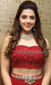 11mehreen-pirzada-kalasha-jewels.jpg image hosted at ImgAdult.com