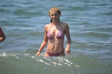 Michelle-Hunziker-On-the-beach-in-Forte-Dei-Marmi-Italy-r7963ti221.jpg