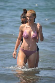 Michelle Hunziker - On the beach in Forte Dei Marmi Italy-a7963t02cj.jpg