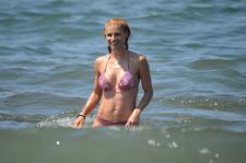 Michelle Hunziker - On the beach in Forte Dei Marmi Italy-y7963t1tb4.jpg