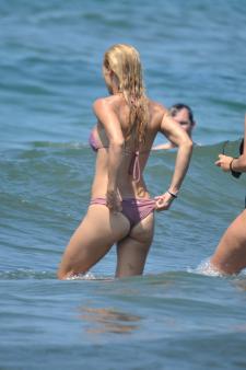 Michelle Hunziker - On the beach in Forte Dei Marmi Italy-e7963t572i.jpg