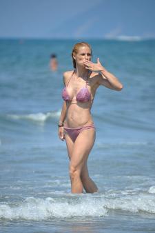 Michelle Hunziker - On the beach in Forte Dei Marmi Italy27963t9zpn.jpg