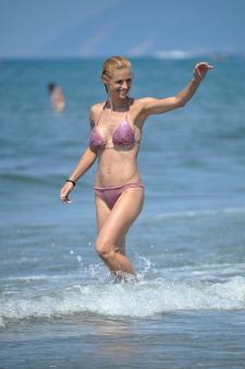 Michelle Hunziker - On the beach in Forte Dei Marmi Italy-y7963tja6x.jpg