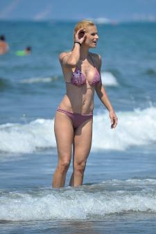 Michelle Hunziker - On the beach in Forte Dei Marmi Italyd7963tmx2h.jpg