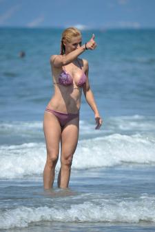 Michelle-Hunziker-On-the-beach-in-Forte-Dei-Marmi-Italy-z7963tno5l.jpg