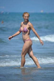 Michelle Hunziker - On the beach in Forte Dei Marmi Italy-s7963tokpb.jpg