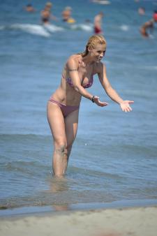 Michelle Hunziker - On the beach in Forte Dei Marmi Italy-q7963tpzwn.jpg