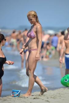 Michelle Hunziker - On the beach in Forte Dei Marmi Italy-w7963tqdv1.jpg