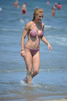 Michelle Hunziker - On the beach in Forte Dei Marmi Italy-v7963tsjht.jpg