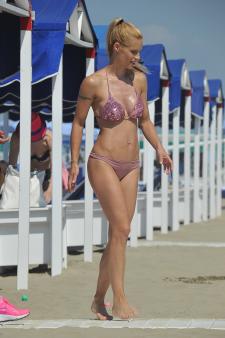 Michelle Hunziker - On the beach in Forte Dei Marmi Italy-r7963tudkd.jpg