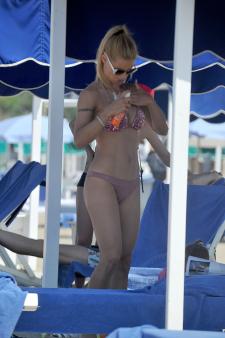 Michelle Hunziker - On the beach in Forte Dei Marmi Italy-n7963tx0zo.jpg