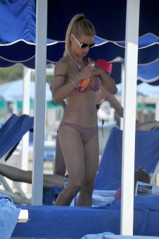 Michelle Hunziker - On the beach in Forte Dei Marmi Italy-x7963ufl3a.jpg