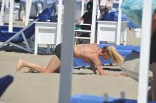 Michelle Hunziker - On the beach in Forte Dei Marmi Italy-h7963u0e6p.jpg