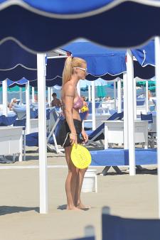 Michelle-Hunziker-On-the-beach-in-Forte-Dei-Marmi-Italy-77963u36we.jpg