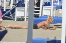 Michelle Hunziker - On the beach in Forte Dei Marmi Italy-k7963u46ke.jpg