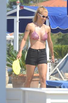 Michelle Hunziker - On the beach in Forte Dei Marmi Italy-37963u8xrf.jpg