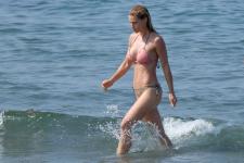 Michelle Hunziker - On the beach in Forte Dei Marmi Italy-57963umo4q.jpg
