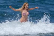 Michelle Hunziker - On the beach in Forte Dei Marmi Italy-x7963upbbs.jpg