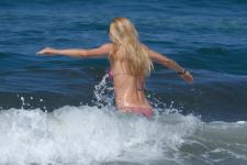 Michelle Hunziker - On the beach in Forte Dei Marmi Italy-c7963usoe2.jpg