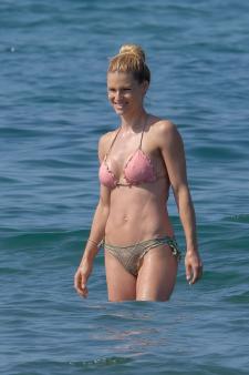 Michelle Hunziker - On the beach in Forte Dei Marmi Italye7963ut41w.jpg