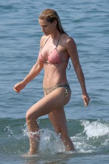 Michelle Hunziker - On the beach in Forte Dei Marmi Italy-o7963uveuh.jpg