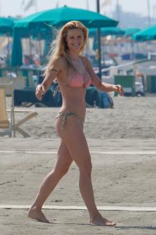 Michelle-Hunziker-On-the-beach-in-Forte-Dei-Marmi-Italy-07963vayee.jpg