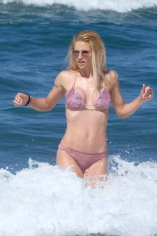Michelle Hunziker - On the beach in Forte Dei Marmi Italy-y7963vbagi.jpg