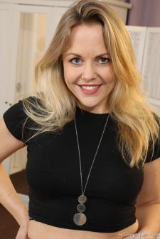 image hosted at ImgAdult.com